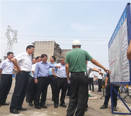 鄭俊康、吳煒到火車站周邊路網(wǎng)改造工程調(diào)研