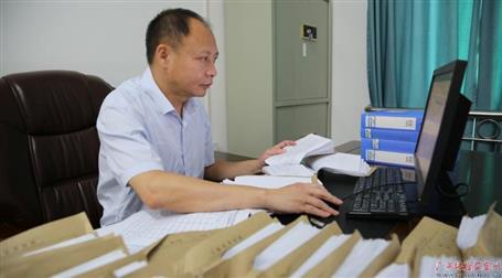 初心不改　本色不褪——記廣西勤廉榜樣、河池市紀(jì)委副書記、監(jiān)委副主任黃振林