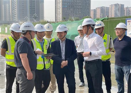 侯立林到桂鴻分公司承建的大都蓉建新都區(qū)花園社區(qū)住宅及商業(yè)項目調(diào)研指導