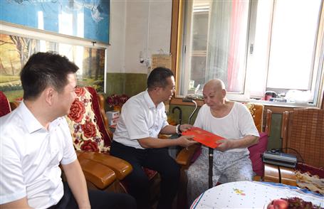 覃振華、賴海標(biāo)國慶節(jié)前慰問離休老干部