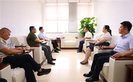 覃振華與柳北區(qū)委書記、區(qū)長(zhǎng)石中華舉行工作會(huì)談